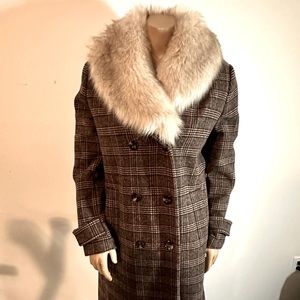 Kenneth Cole classic style faux-fur trim and a double-breasted coat